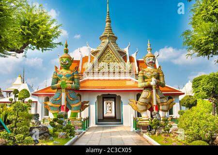 Blick auf die Tore des Wat Arun mit Statuen der Riesen Stockfoto