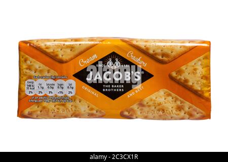 Paket von Jacob's Cream Crackers original und am besten die Baker Brothers seit 1851 isoliert auf weißem Hintergrund - herzhafte Kekse Stockfoto