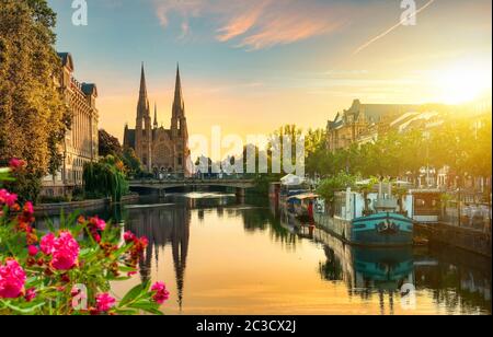 Reformierte Kirche von Str. Paul in Straßburg bei Sonnenaufgang, Frankreich Stockfoto