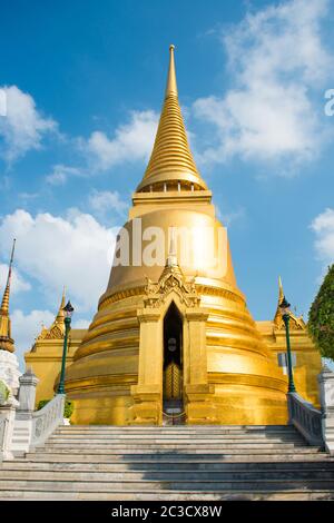 Blick auf Gold Stupa in der Nähe des Tempels des Smaragd Buddha in Bangkok Stockfoto