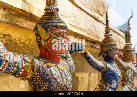 Statuen von Wachen am Tempel des Smaragd Buddha in Bangkok Stockfoto