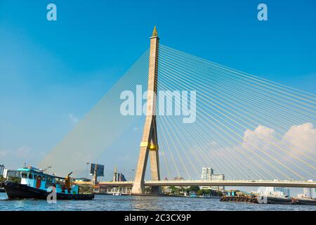 Blick auf die Hängebrücke über den Fluss in Bangkok Stockfoto