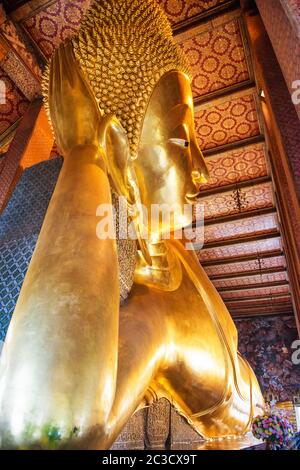 Statue von Reclining Buddha im Tempel Wat Pho, Bangkok Stockfoto