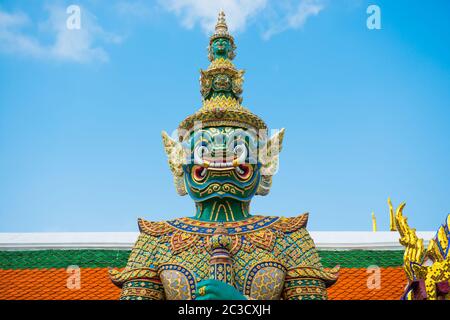 Statue des Dämonenhüters in der Nähe von Toren im Grand Palace, Bangkok, Thailand Stockfoto