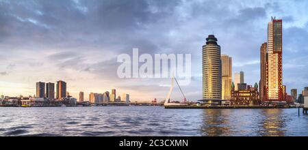 Stadtlandschaft, Panorama - Blick auf Erasmus-Brücke und Bezirk Feijenoord Stadt Rotterdam, Niederlande Stockfoto