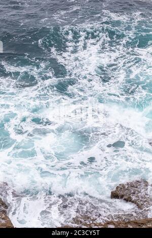 Meeresküste, Bewegungswellen mit Schaum. Windkraft. Türkisfarbenes Wasser. Stockfoto