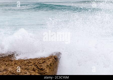 Meeresküste, Bewegungswellen mit Schaum. Windkraft. Türkisfarbenes Wasser. Stockfoto