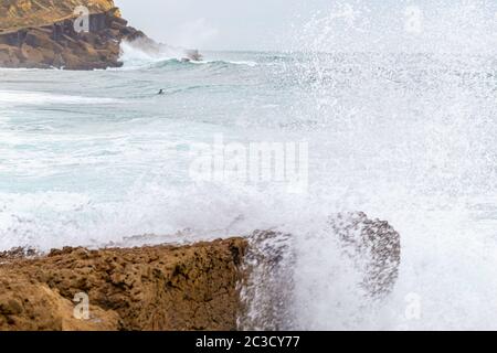 Meeresküste, Bewegungswellen mit Schaum. Windkraft. Türkisfarbenes Wasser. Stockfoto