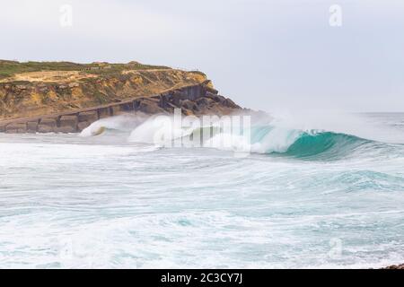 Meeresküste, Bewegungswellen mit Schaum. Windkraft. Türkisfarbenes Wasser. Stockfoto