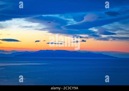 Kvarner Bucht und Insel Krk auf offenem Meer bei goldener Dämmerung Blick Stockfoto