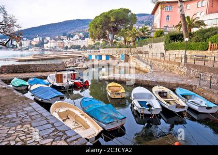 Stadt Opatija kleiner Hafen auf Lungomare Gehweg Blick, Stockfoto