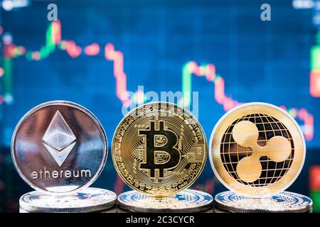 Business Bitcoin, des Astraleums und XRP Münzen Währung Finanzen Geld auf grafik hintergrund Stockfoto