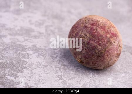 Rüben rotten auf einem grauen texturierten Hintergrund, leerer Kopierraum Stockfoto