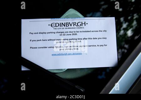 Edinburgh, Schottland, Großbritannien. 19. Juni 2020. Covid-19 Coronavirus Phase 2 Lockdown am 88. Tag verbietet die schottische Regierung immer noch Pubs und Bars, ihre Räumlichkeiten in Schottland zu öffnen, im Bild die Bailie Bar in Stockbridge, Das Parken in der Stadt, die seit dem 24. März 2020 in den Bezahlungsbuchten kostenlos ist, ist ab Montag, dem 22. Juni 2020 nicht mehr frei, da der Rat die Sperre umkehrt. Hinweise werden unter Scheibenwischer geparkter Fahrzeuge platziert, um sie daran zu erinnern. Stockfoto