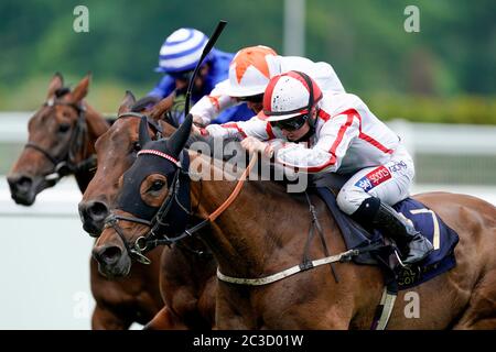 Jockey Hollie Doyle reitet Scharlachdrachen (weiß/rot) gewinnt die Duke of Edinburgh Stakes während des vierten Tages von Royal Ascot auf Ascot Racecourse. Stockfoto