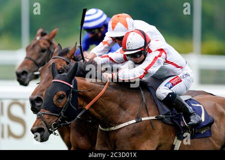 Jockey Hollie Doyle reitet Scharlachdrachen (weiß/rot) gewinnt die Duke of Edinburgh Stakes während des vierten Tages von Royal Ascot auf Ascot Racecourse. Stockfoto