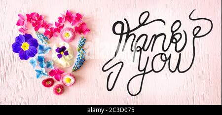 Holzhintergrund Mit Englischer Kalligraphie Danke. Bunte Frühlingsblumen Blüten Herz Stockfoto