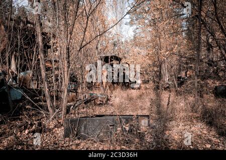 Kontaminierte radioaktive technische Deponie im Tschernobyl-Wald Stockfoto