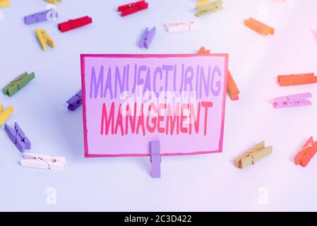 Notiz mit dem Fertigungsmanagement. Geschäftskonzept für Methoden zur Definition, wie Produkte hergestellt farbige Wäscheklammer Papiere leer r Stockfoto