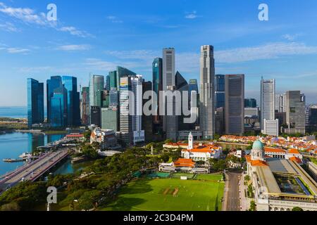 SINGAPUR - 16. APRIL: Skyline der Stadt Singapur und Marina Bay am 16. April 2016 in Singapur Stockfoto