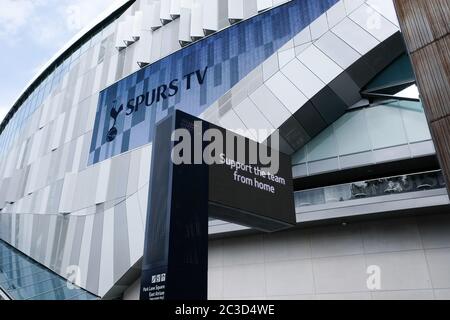 Tottenham Hotspur Ground, White hart Lane, London, Großbritannien. Juni 2020. Premier League: Tottenham Hotspur vs Manchester United: Schilder am Spurs Ground empfehlen Fans, zu Hause zu bleiben und das heutige Spiel im Spurs TV zu sehen. Kredit: Matthew Chattle/Alamy Live Nachrichten Stockfoto