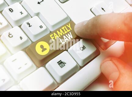 Konzeptionelle Handschrift, die Familienrecht zeigt. Konzept bedeutet Körper der Rechtspraxis, die sich mit innerhalb Haushalt Angelegenheiten Stockfoto