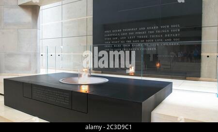 WASHINGTON, DC, USA - 10. SEPTEMBER 2015: Die ewige Flamme im US Holocaust Memorial Museum Stockfoto