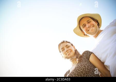 Glückliches Paar genießen sonnigen Tag Stockfoto