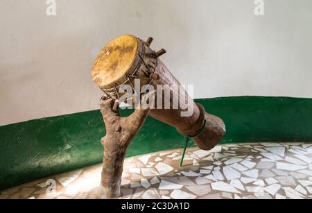 Original afrikanische Djembe Trommel mit Lederklinge Stockfoto