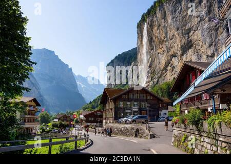 Blick auf Lauterbrunnen Dorf mit Staubbachfällen, Interlaken-Oberhasli, Bern, Schweiz Stockfoto