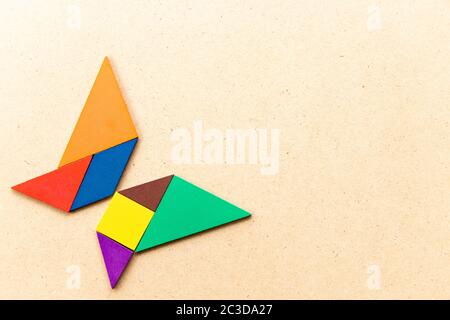 Farbe tangram Puzzle in butterfly Form auf Holz Hintergrund Stockfoto