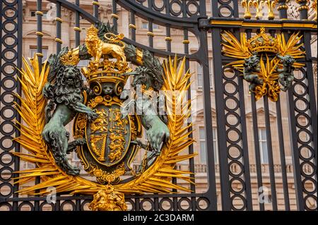 Das königliche Wappen an den schmiedeeisernen Toren des Buckingham Palace in London, England, Großbritannien. Stockfoto