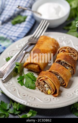 Dünne Pfannkuchen gefüllt mit Fleisch und Ei. Stockfoto