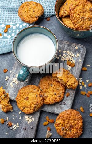 Traditionelle Haferflocken-Kekse mit Rosinen und Schokolade. Stockfoto