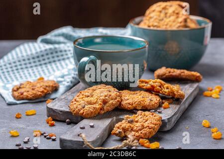 Hausgemachte Haferflocken-Kekse mit Rosinen und Schokolade. Stockfoto