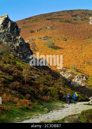 Wanderer im Carding Mill Valley ein beliebtes Wanderziel in der Shropshire Hills Gegend von außergewöhnlicher natürlicher Schönheit England Großbritannien. Stockfoto