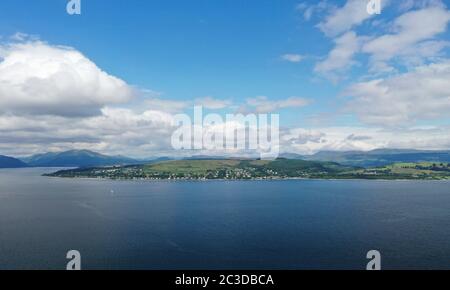 Luftdrohnenansicht nach Westen über Firth of Clyde in Richtung Kilcurggan und Loch Long Stockfoto