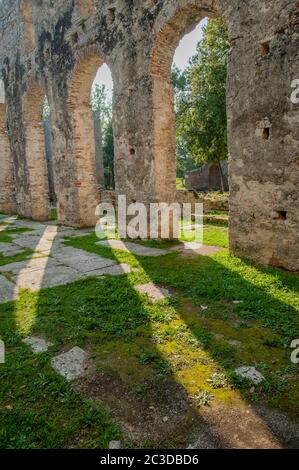 Die Ruinen der Großen Basilika, die im 6. Jahrhundert n. Chr. im Nationalpark Butrint bei Saranda erbaut wurde, ist eine Küstenstadt in Albanien. Stockfoto