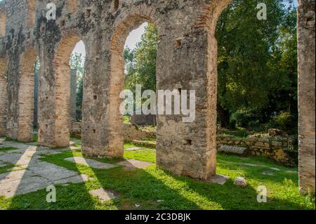 Die Ruinen der Großen Basilika, die im 6. Jahrhundert n. Chr. im Nationalpark Butrint bei Saranda erbaut wurde, ist eine Küstenstadt in Albanien. Stockfoto