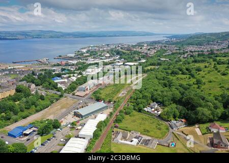 Luftdrohnenansicht über Greenock mit Blick nach Osten nach Port Glasgow Stockfoto