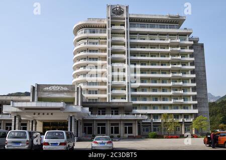 Nordkorea - 4. Mai 2019: Gebäude des Kumgangsan Hotels. Ein erstklassiges Hotel, eröffnet 1958. Es gibt 240 Zimmer und ein paar Bungalows. Diamanthalterung Stockfoto