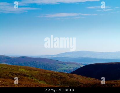 Blick auf die Shropshire Hills in der Nähe des Long Mynd, einem Gebiet von außergewöhnlicher natürlicher Schönheit im Norden von midlands England Stockfoto