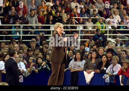 Austin, Texas, USA, 3. März 2008: U.S. Sen. Hillary Clinton, eine führende Kandidatin für die Präsidentschaftsnominierung der Demokraten, spricht am Tag vor den texanischen Vorwahlen vor einer begeisterten Menschenmenge. ©Marjorie Kamys Cotera/Daemmrich Photography Stockfoto