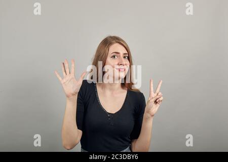 Zeigt 7 sieben Finger Handbewegung, zeigen die Zahl drei mit den Händen, zeigt nach oben Stockfoto