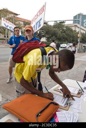 Austin Texas, USA, Oktober 17 2008: Junge Freiwillige melden sich bei einer Wählerregistrierung an, die vor einem geschäftigen Buchladen in der Nähe der University of Texas auf dem Campus von Austin eingerichtet wurde. ©Marjorie Kamys Cotera/Daemmrich Photography Stockfoto