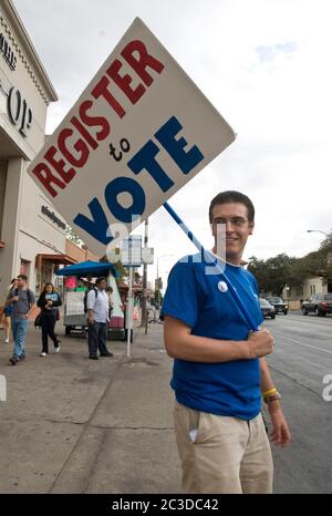 Austin Texas, USA, Oktober 17 2008: Junge Freiwillige ermutigen Menschen, sich an einem Wählerregistriertisch zu registrieren, der vor einem geschäftigen Buchladen in der Nähe des Campus der University of Texas in Austin aufgestellt wird. ©Marjorie Kamys Cotera/Daemmrich Photography Stockfoto