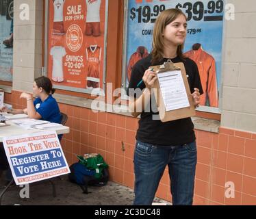 Austin Texas, USA, Oktober 17 2008: Junge Freiwillige ermutigen Menschen, sich an einem Wählerregistriertisch zu registrieren, der vor einem geschäftigen Buchladen in der Nähe des Campus der University of Texas in Austin aufgestellt wird. ©Marjorie Kamys Cotera/Daemmrich Photography Stockfoto