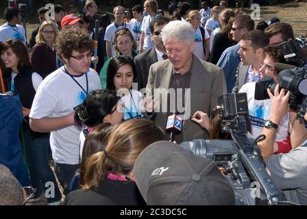 Austin, Texas, USA, 15. Februar 2009: College-Studenten versammeln sich um den ehemaligen Präsidenten Bill Clinton (Zentrum) im Rosewood Park in East Austin. Die ehrenamtlichen Studenten arbeiteten an Instandhaltungsprojekten im Park als Teil der gemeinnützigen Komponente der Clinton Global Initiative. ©Marjorie Kamys Cotera/Daemmrich Photography Stockfoto