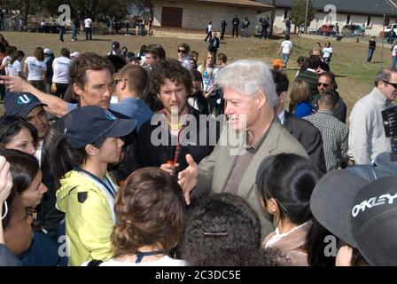 Austin, Texas, USA, 15. Februar 2009: Studenten versammeln sich um den ehemaligen Präsidenten Bill Clinton (Zentrum) und den Schauspieler Matthew McConaughey im Rosewood Park in East Austin. Die ehrenamtlichen Studenten arbeiteten an Instandhaltungsprojekten im Park als Teil der gemeinnützigen Komponente der Clinton Global Initiative. ©Marjorie Kamys Cotera/Daemmrich Photography Stockfoto