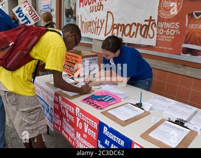 Freiwillige Studenten ermutigten Menschen, sich zu registrieren, um in und um die Universität von Texas auf dem Campus Austin abstimmen. ©Marjorie Kamys Cotera / Daemmrich Photography / Stockfoto